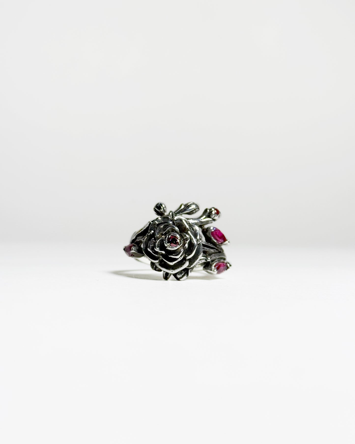 Anillo Rosa II Con incrustaciones de rubís