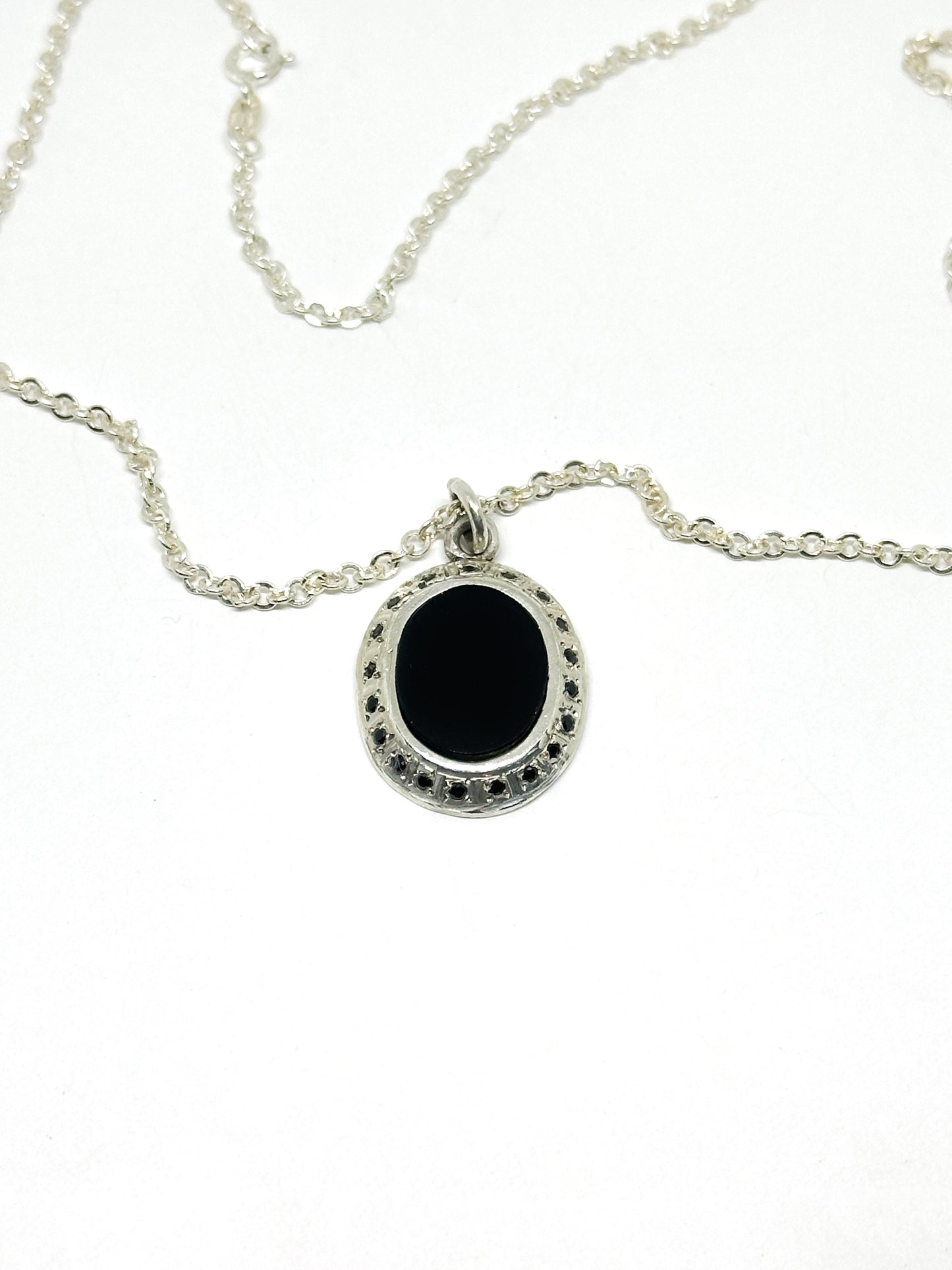 Collar Marco Ovalado con Piedra e Incrustaciones