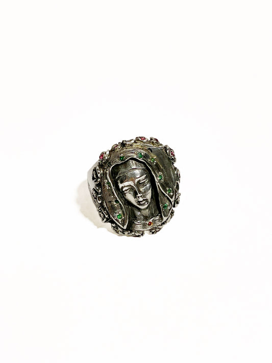Anillo Virgen de Guadalupe con Incrustaciones de Esmeralda y Rubí