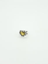 Cargar imagen en el visor de la galería, Anillo Corazón Flamas con Cristal