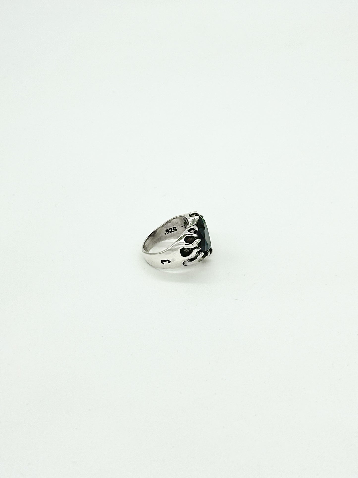 Anillo Corazón Flamas con Piedra