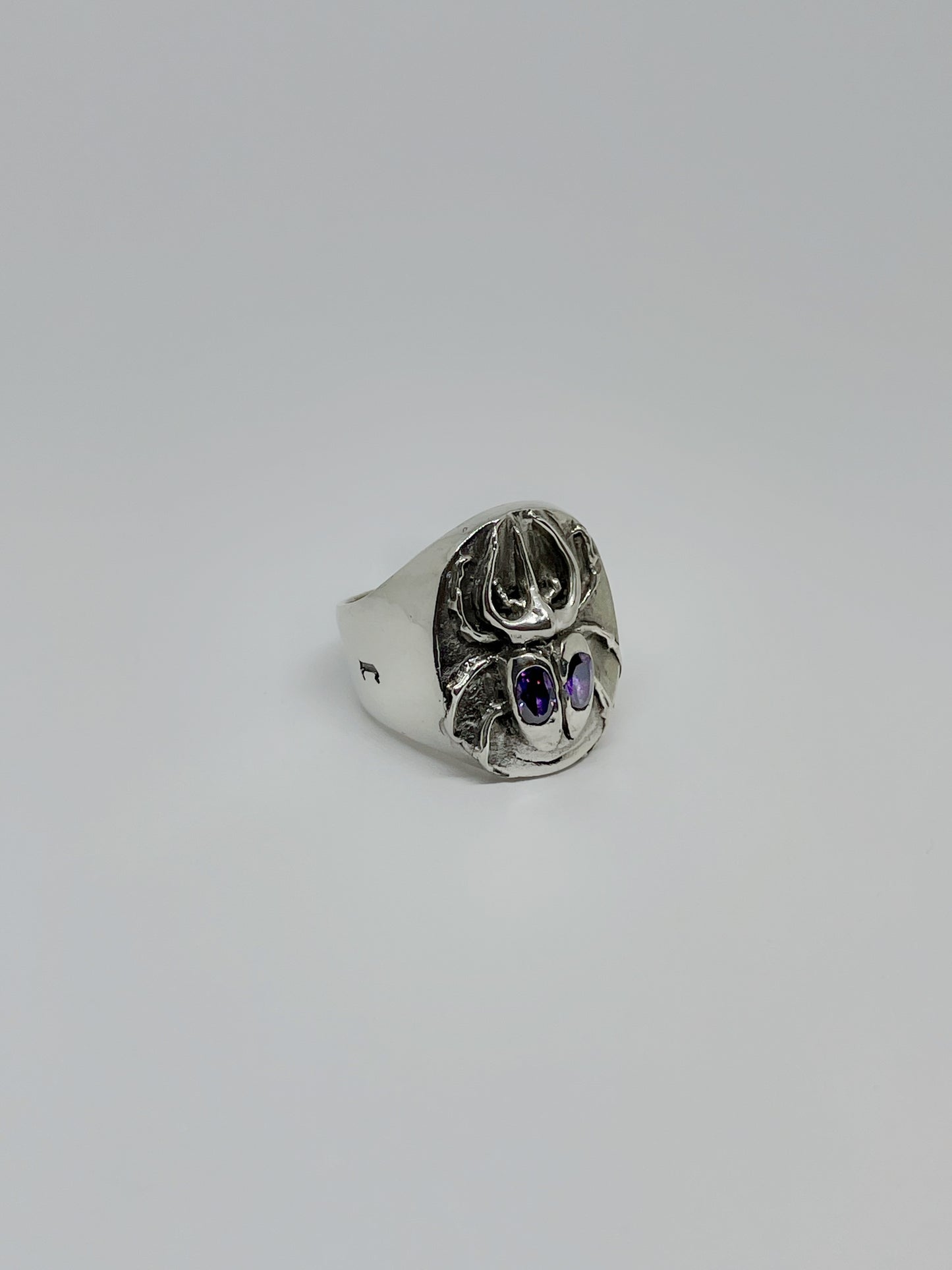 Anillo Escarabajo con Incrustaciones