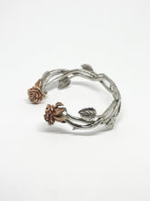 Cargar imagen en el visor de la galería, Pulsera De Rosas Edición Especial