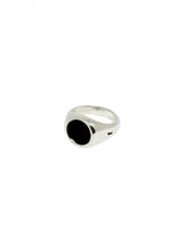 Cargar imagen en el visor de la galería, Anillo Sello Circular Ónix/ Madre Perla