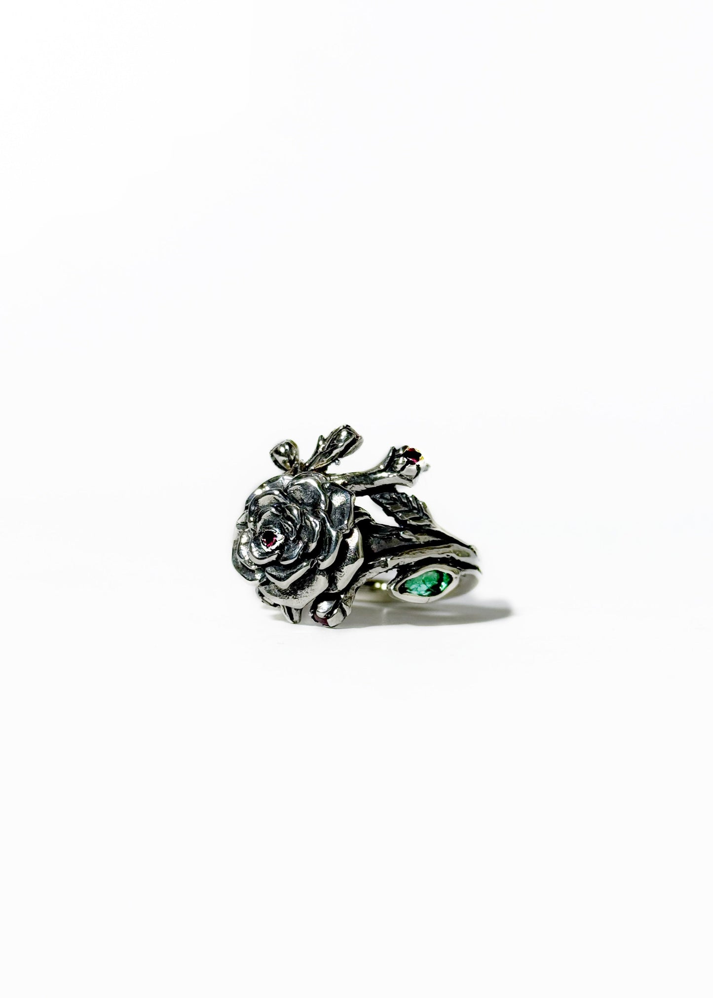 Anillo Rosa II Con incrustaciones de esmeraldas y rubís