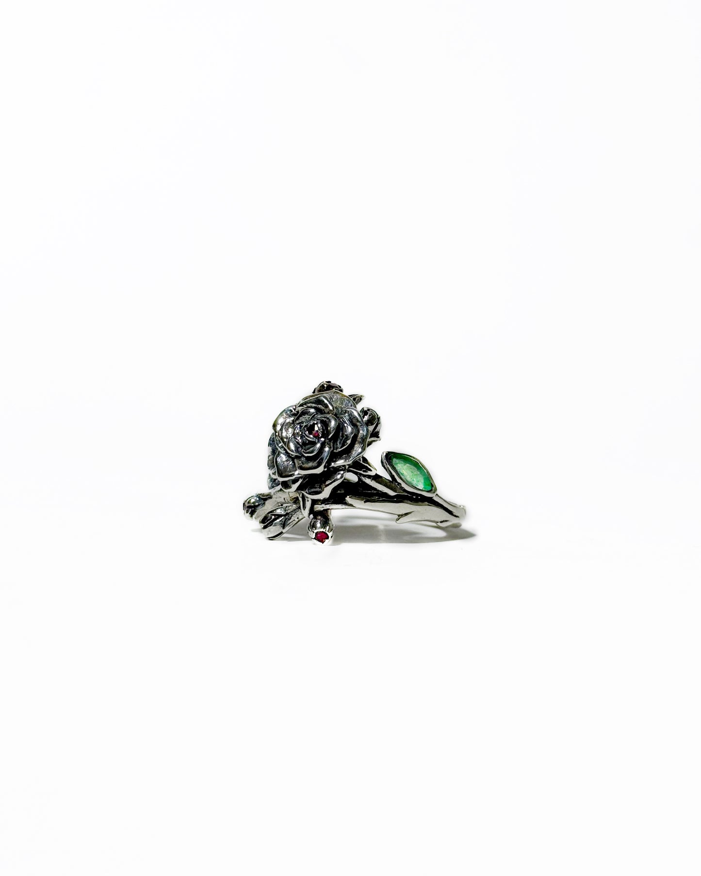 Anillo Rosa II Con incrustaciones de esmeraldas y rubís