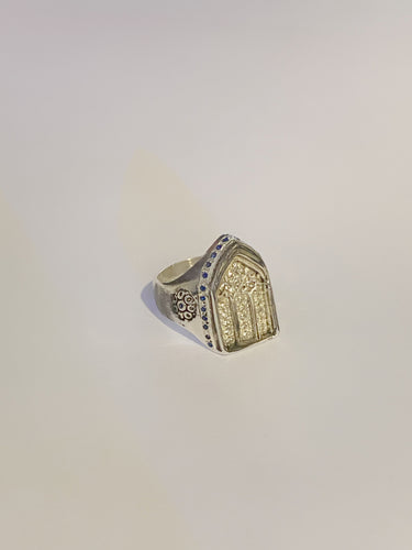 Anillo Puerta Gótica con Incrustaciones