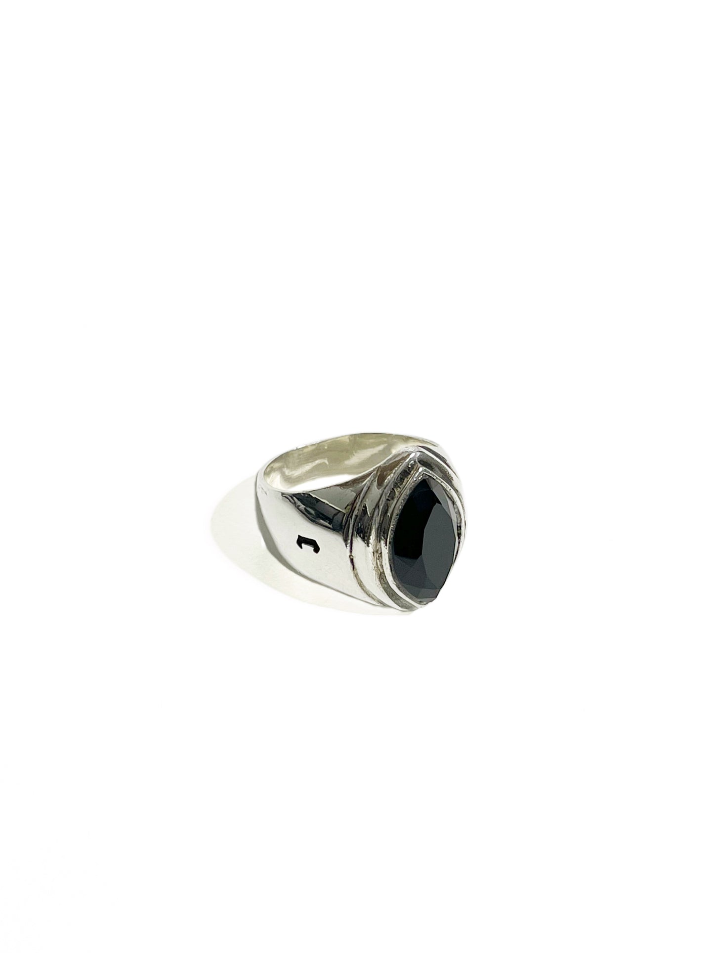 Anillo Marquis con piedra facetado