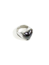 Cargar imagen en el visor de la galería, Anillo Corazon con Perla negra e incrustaciones de zirconias