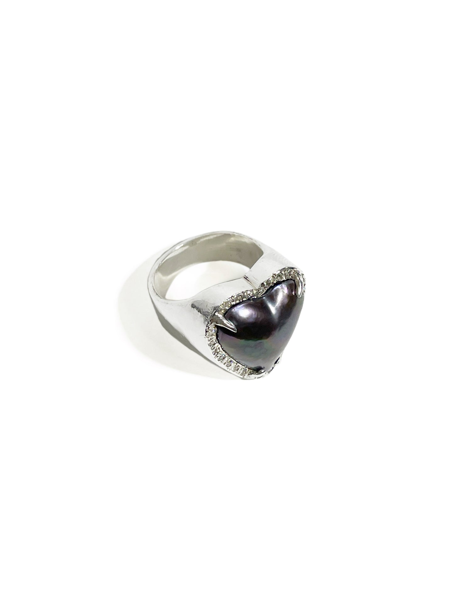 Anillo Corazon con Perla negra e incrustaciones de zirconias