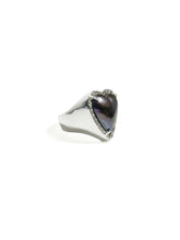 Cargar imagen en el visor de la galería, Anillo Corazon con Perla negra e incrustaciones de zirconias