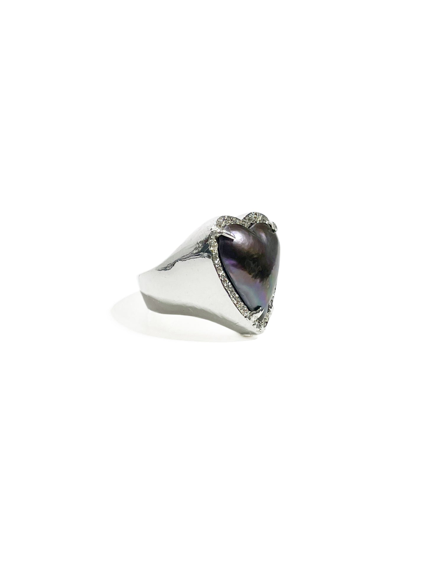 Anillo Corazon con Perla negra e incrustaciones de zirconias