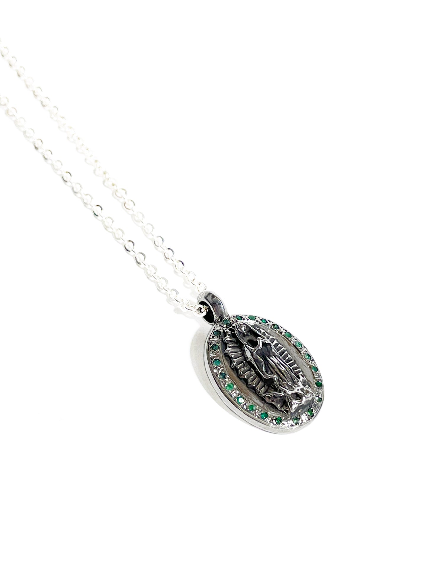 Collar Virgen de Guadalupe incrustada