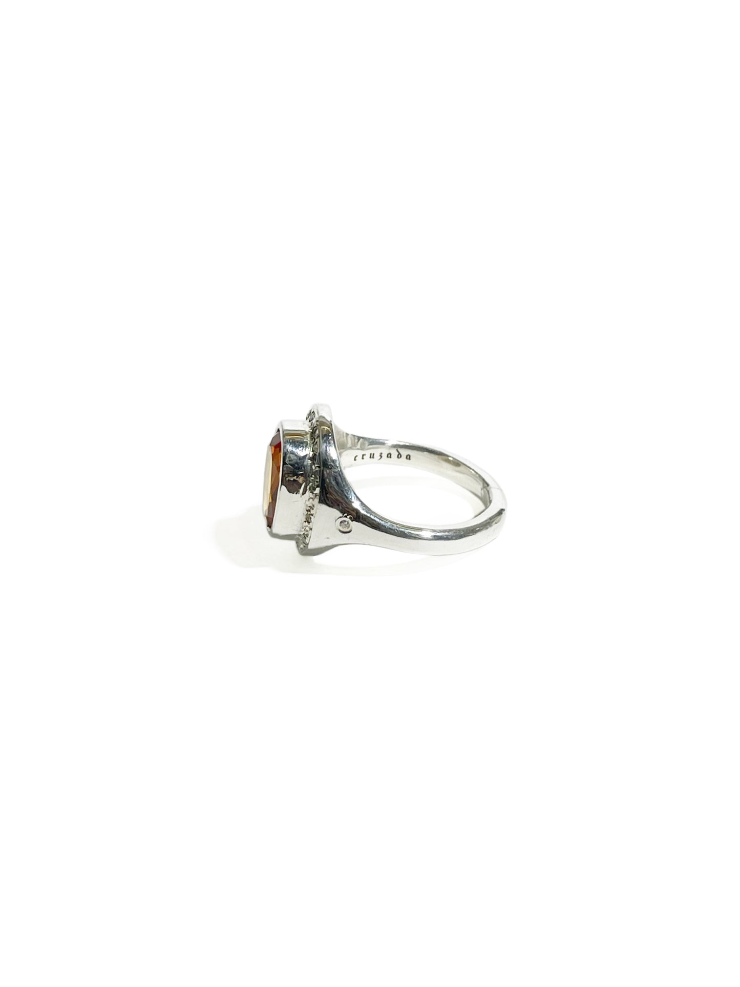 Anillo Citrino Ovalado con incrustaciones de zirconia