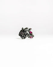 Cargar imagen en el visor de la galería, Anillo Rosa II Con incrustaciones de rubís