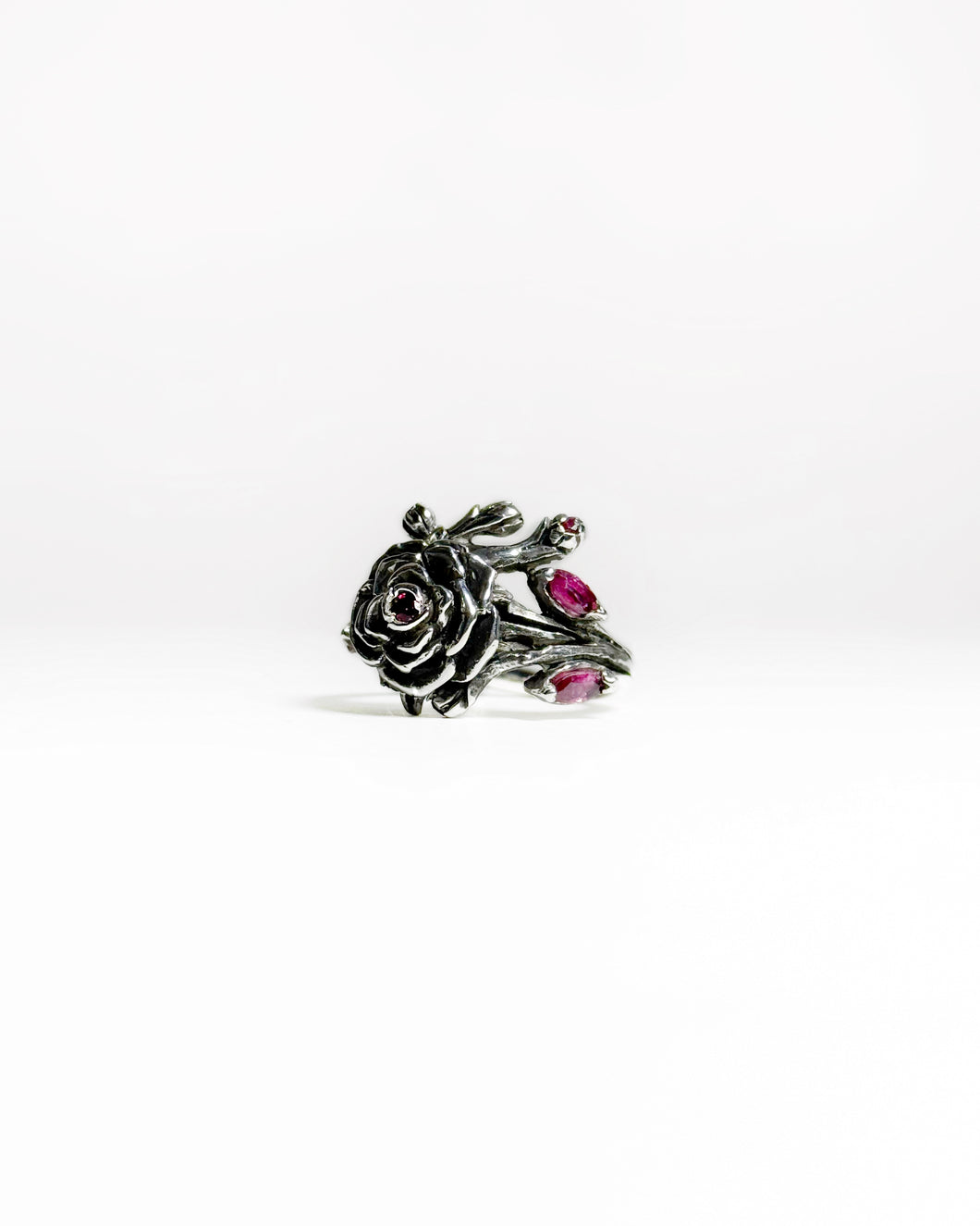 Anillo Rosa II Con incrustaciones de rubís