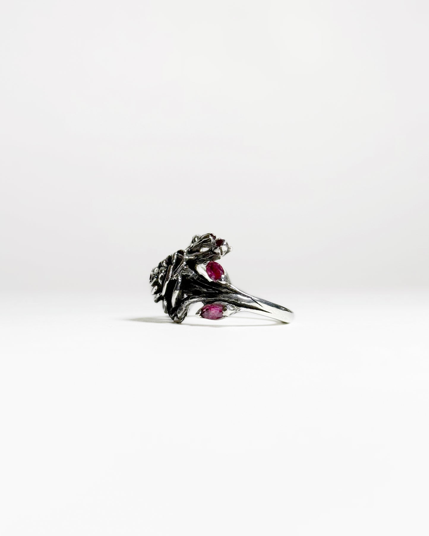 Anillo Rosa II Con incrustaciones de rubís