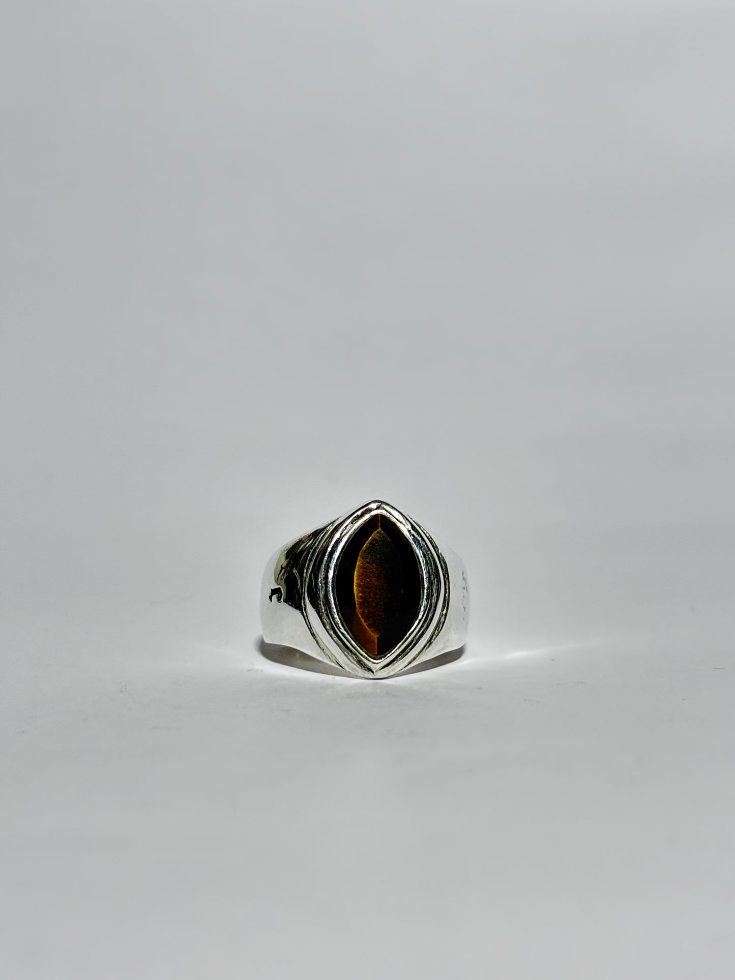 Anillo Marquis con piedra facetado