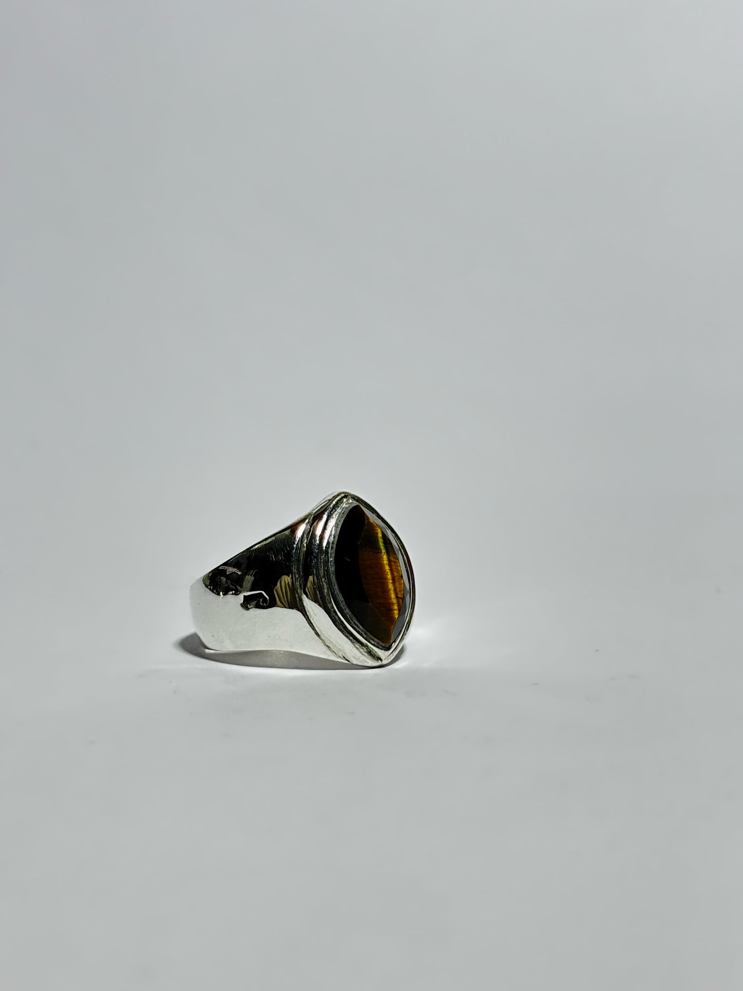 Anillo Marquis con piedra facetado