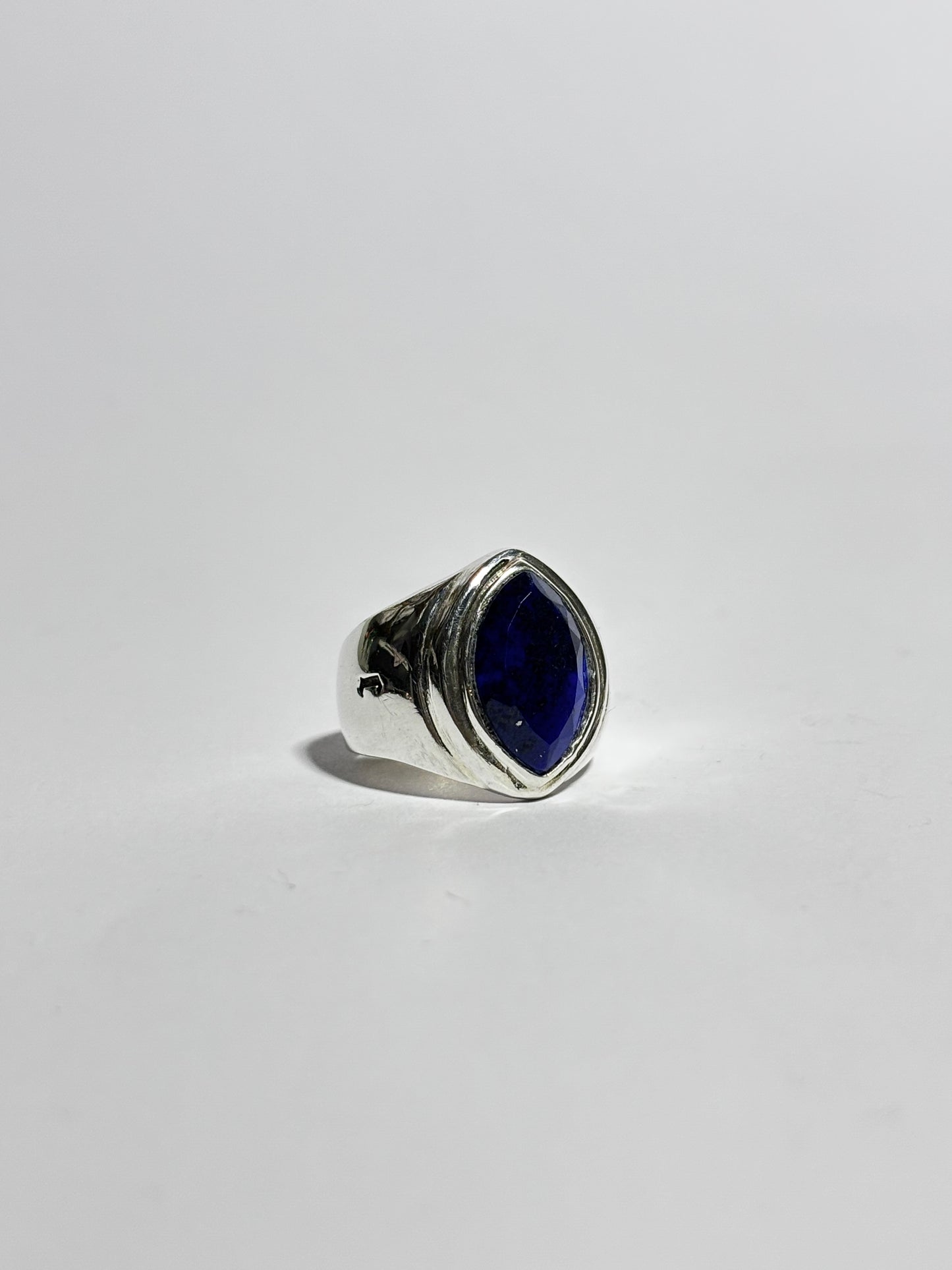 Anillo Marquis con piedra facetado
