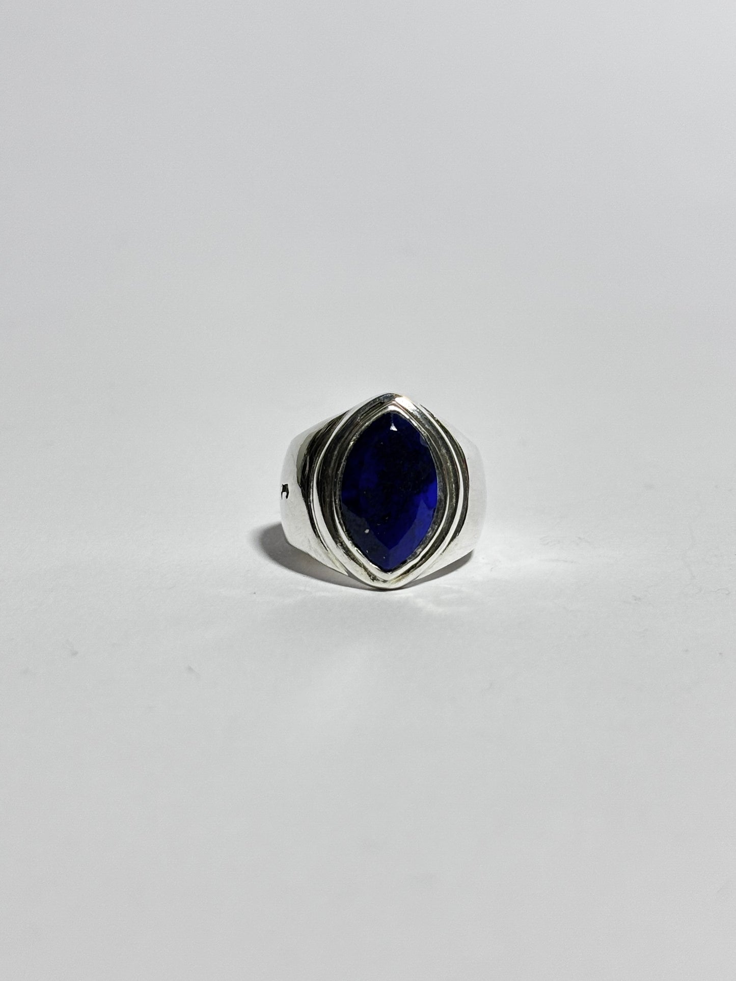 Anillo Marquis con piedra facetado