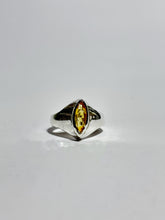 Cargar imagen en el visor de la galería, Anillo Marquis con Amatista