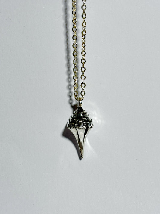 Collar piramide pendulo