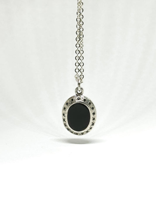 Collar Marco Ovalado con Piedra e Incrustaciones