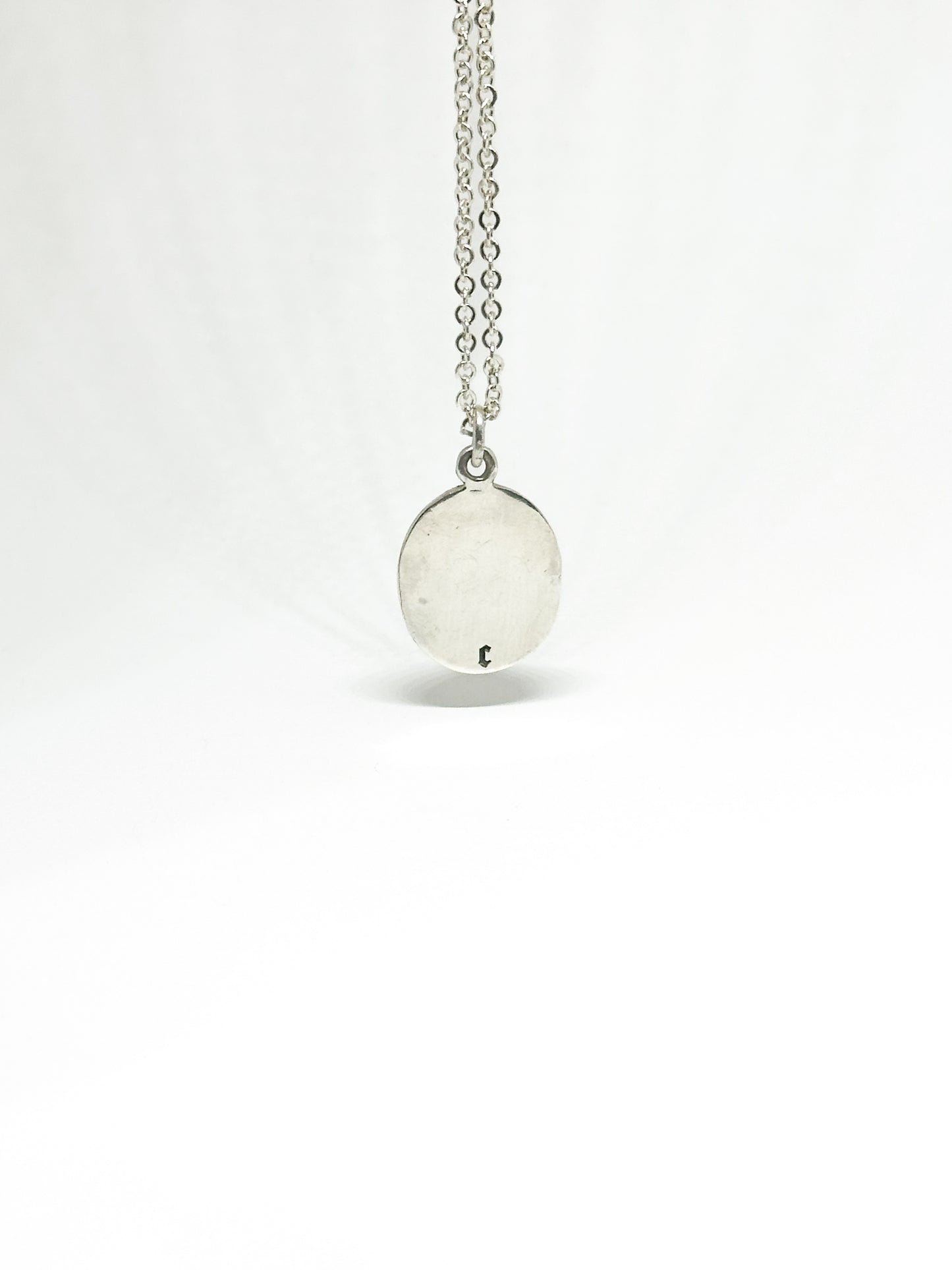 Collar Marco Ovalado con Piedra e Incrustaciones