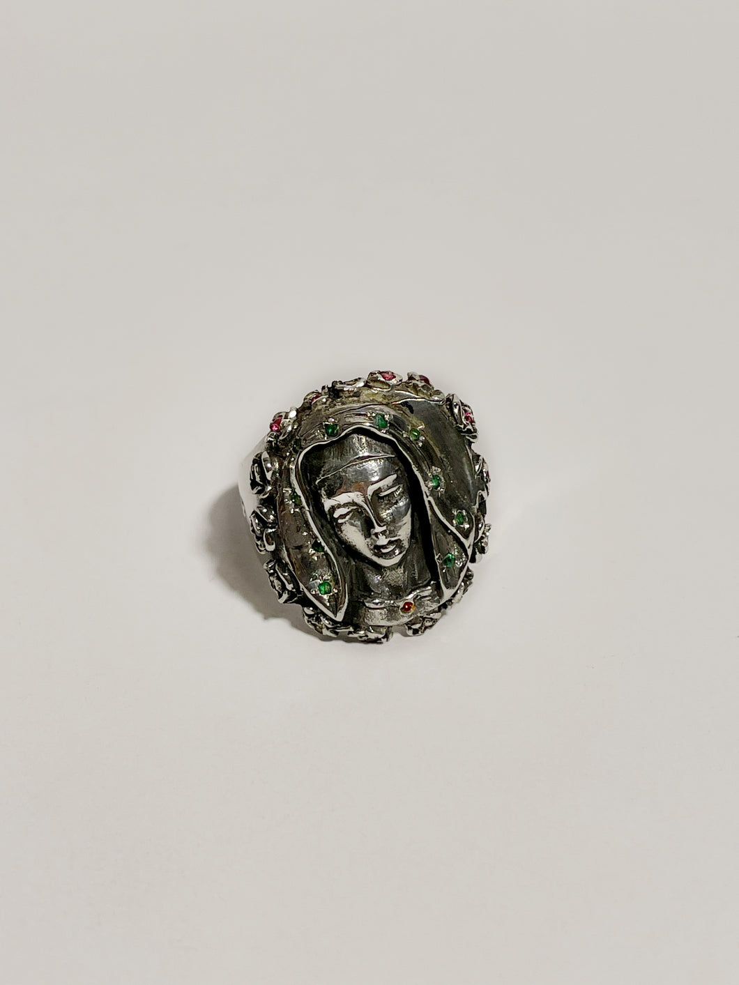 Anillo Virgen de Guadalupe con Incrustaciones de Esmeralda y Rubí