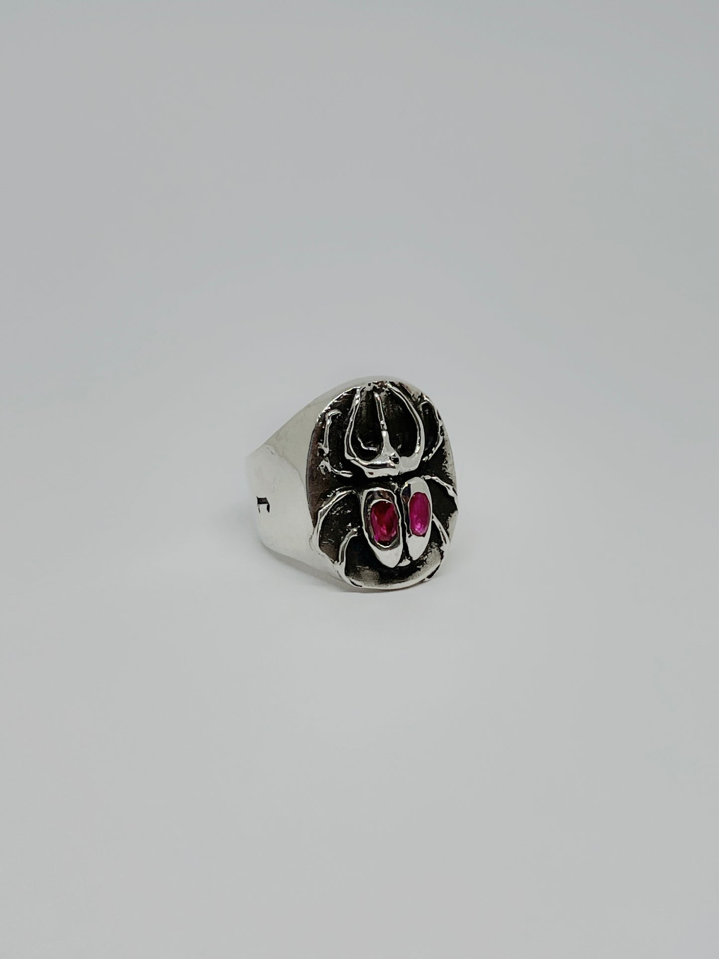 Anillo Escarabajo con Incrustaciones