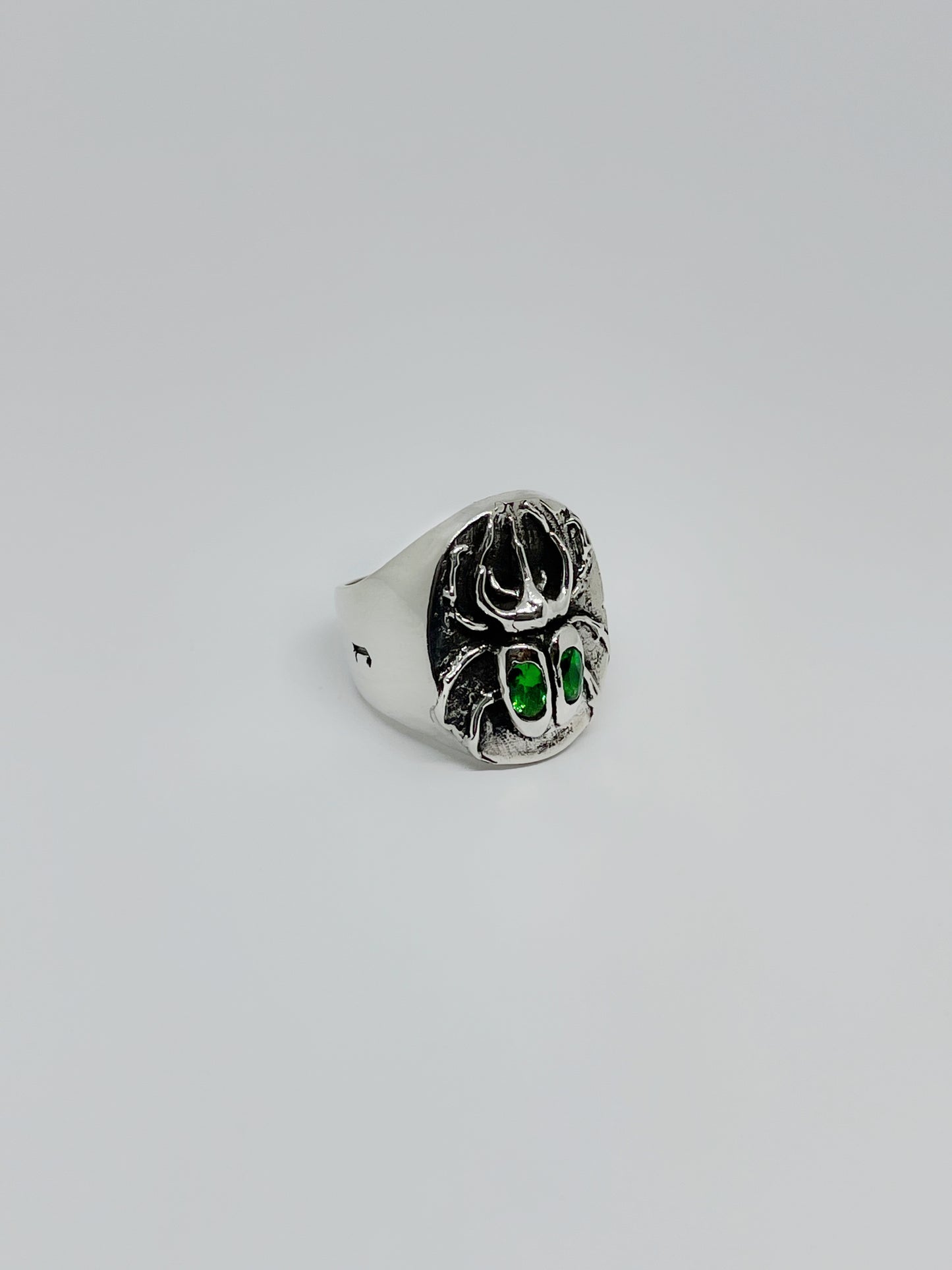 Anillo Escarabajo con Incrustaciones