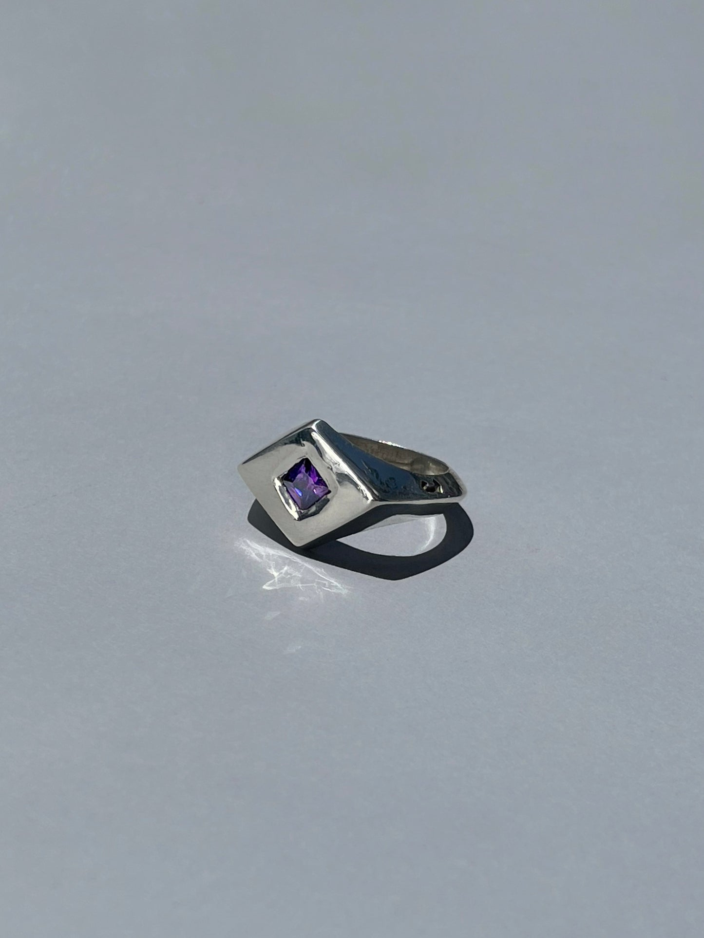 Anillo Rombo con Incrustación