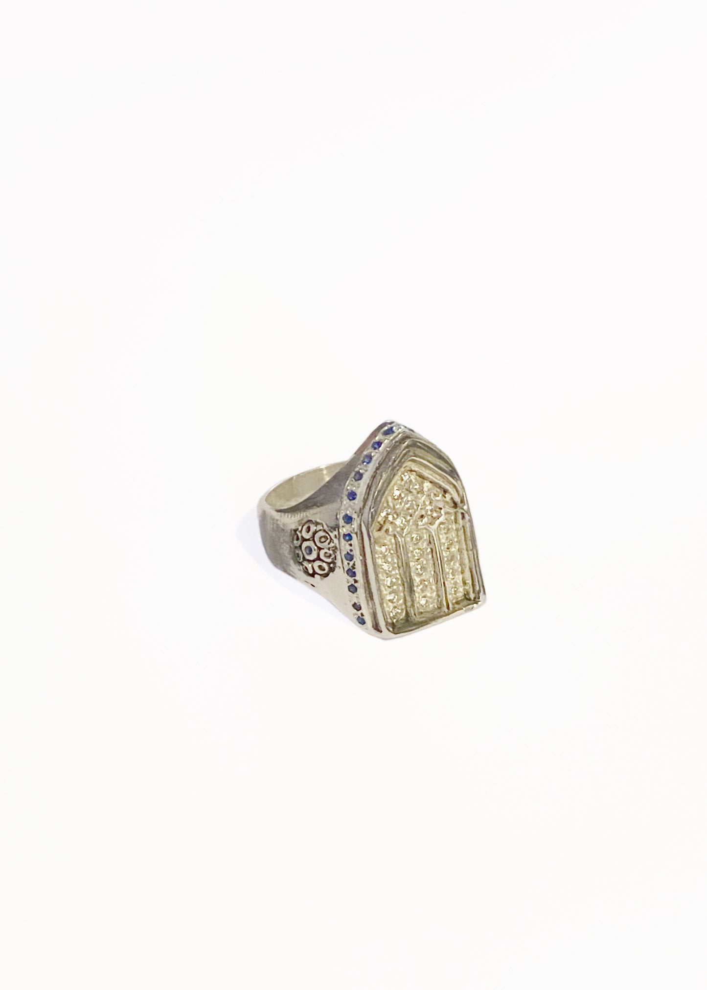 Anillo Puerta Gótica con Incrustaciones