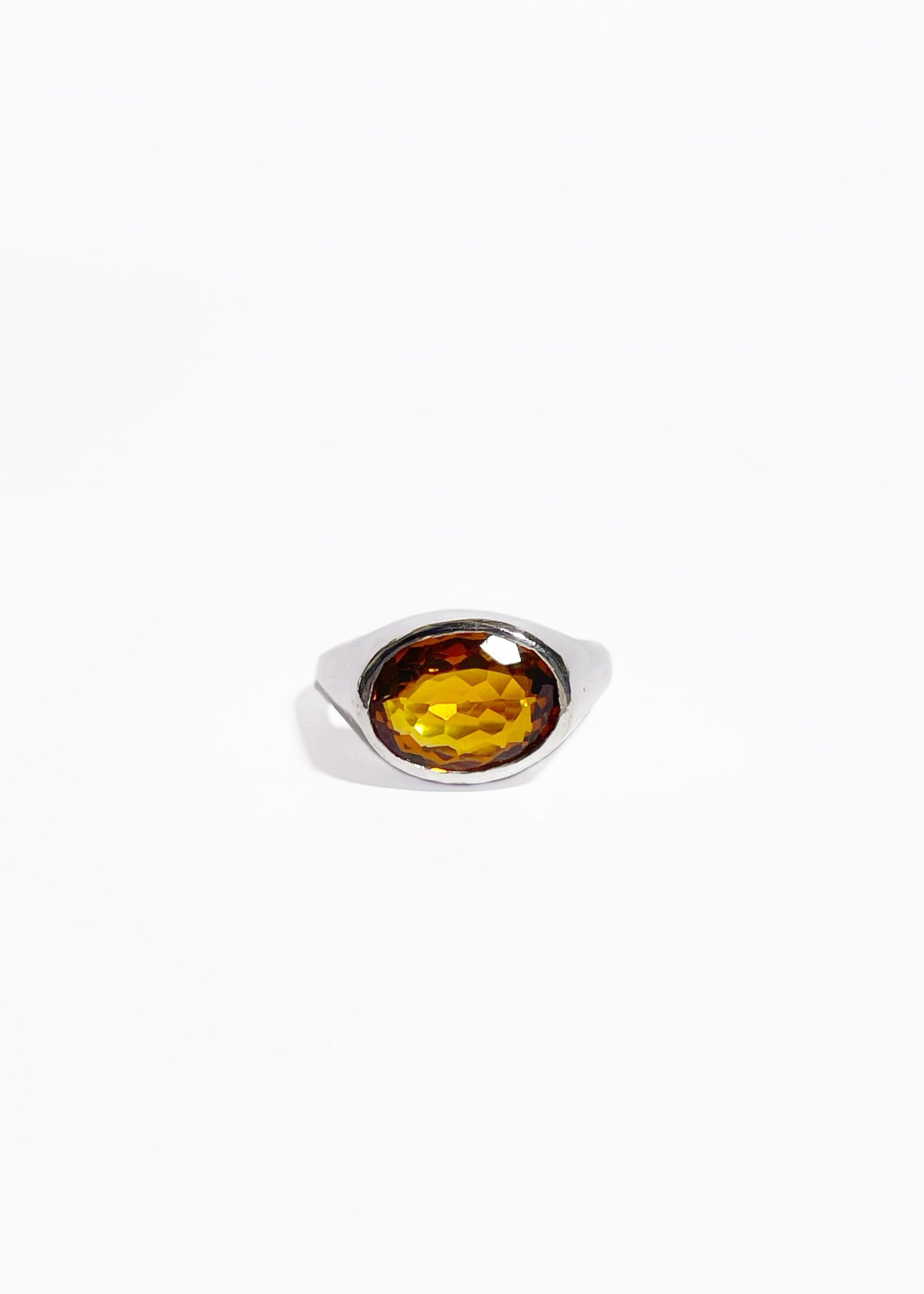 Anillo Ovalado con Citrina Facetada