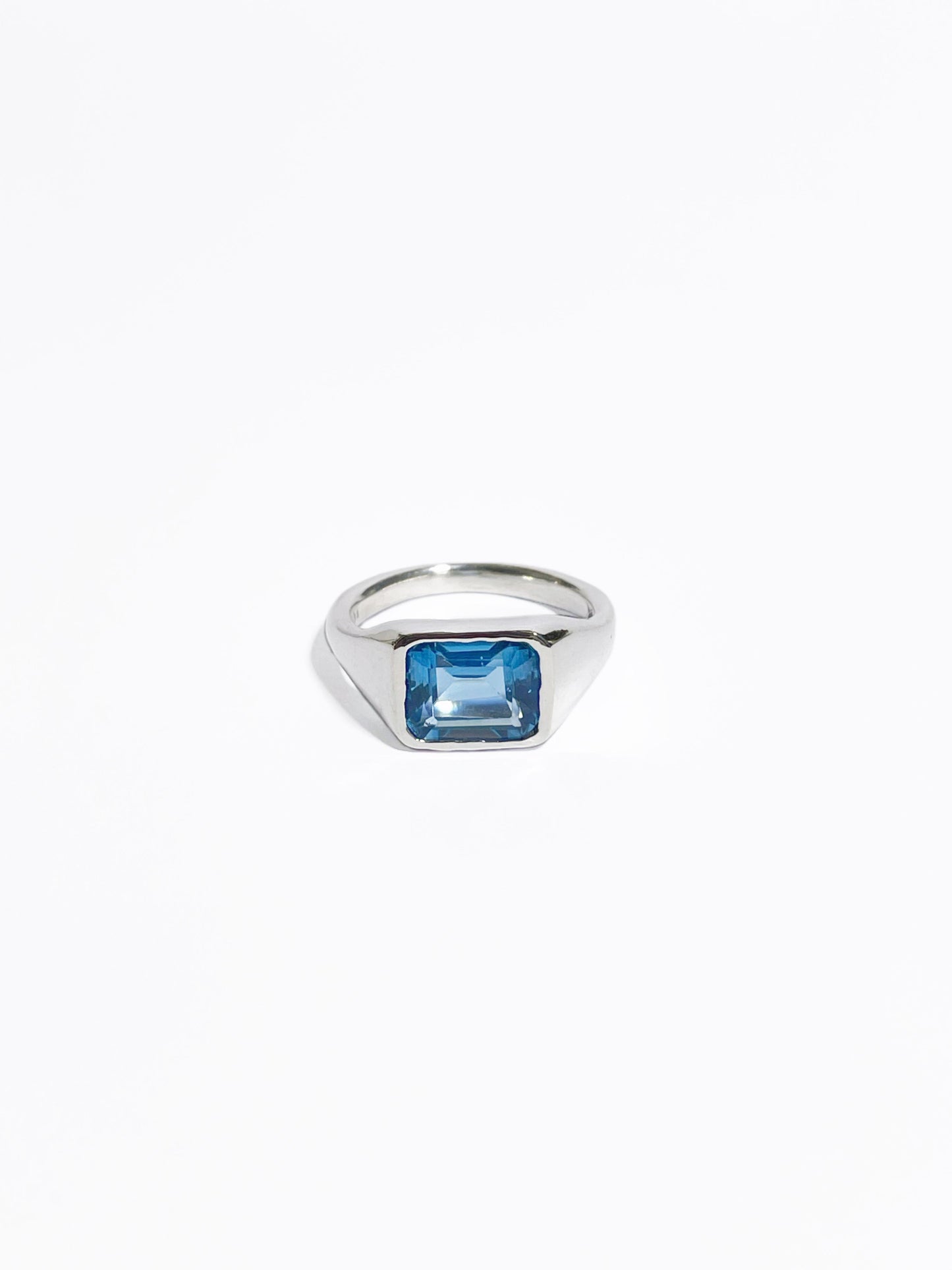 Anillo Cuadrado con Topacio Natural