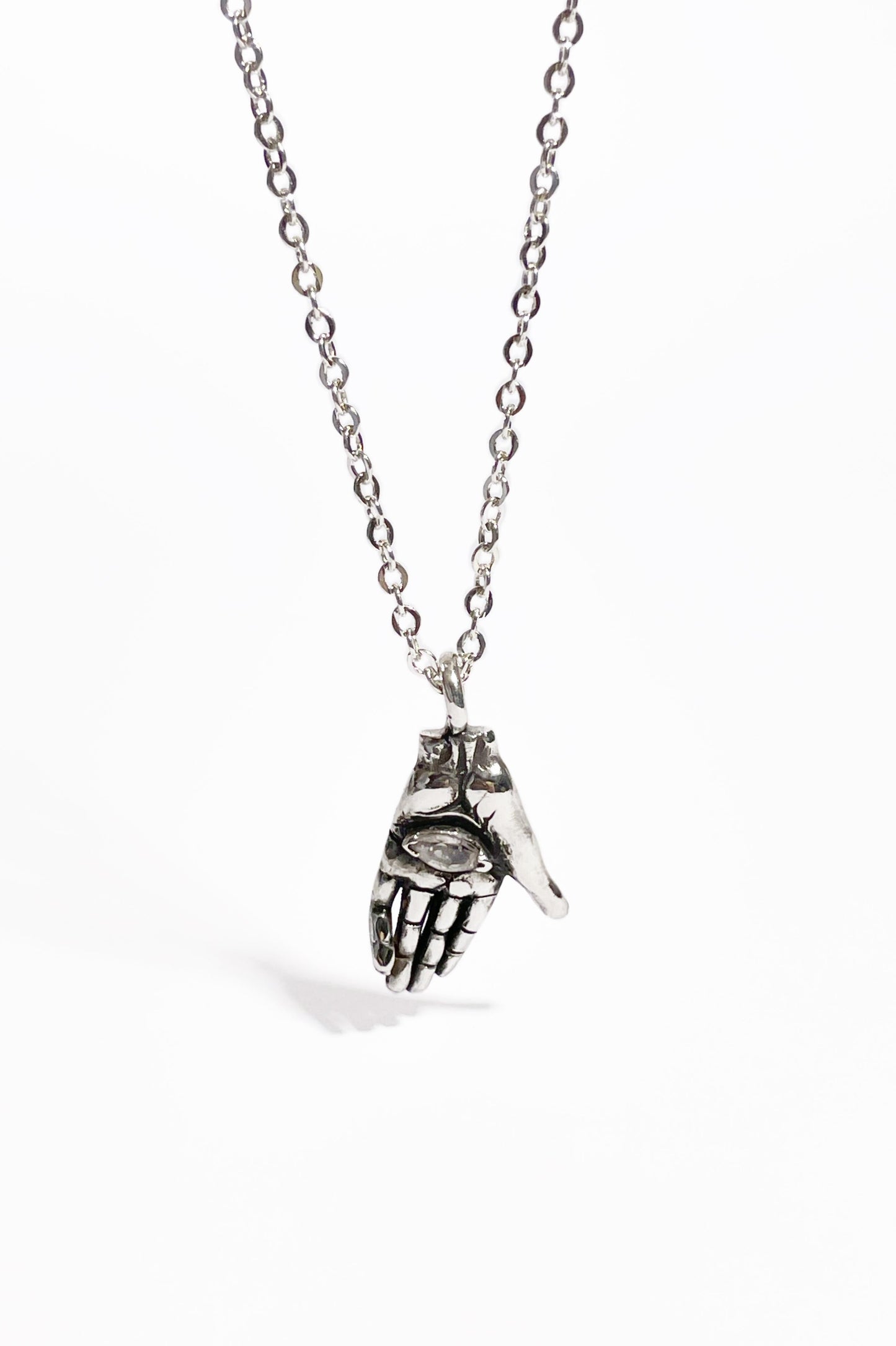 Collar Mano Incrustada con Zafiro Blanco