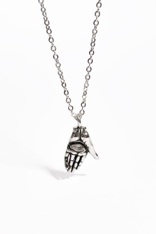 Collar Mano Incrustada con Zafiro Blanco