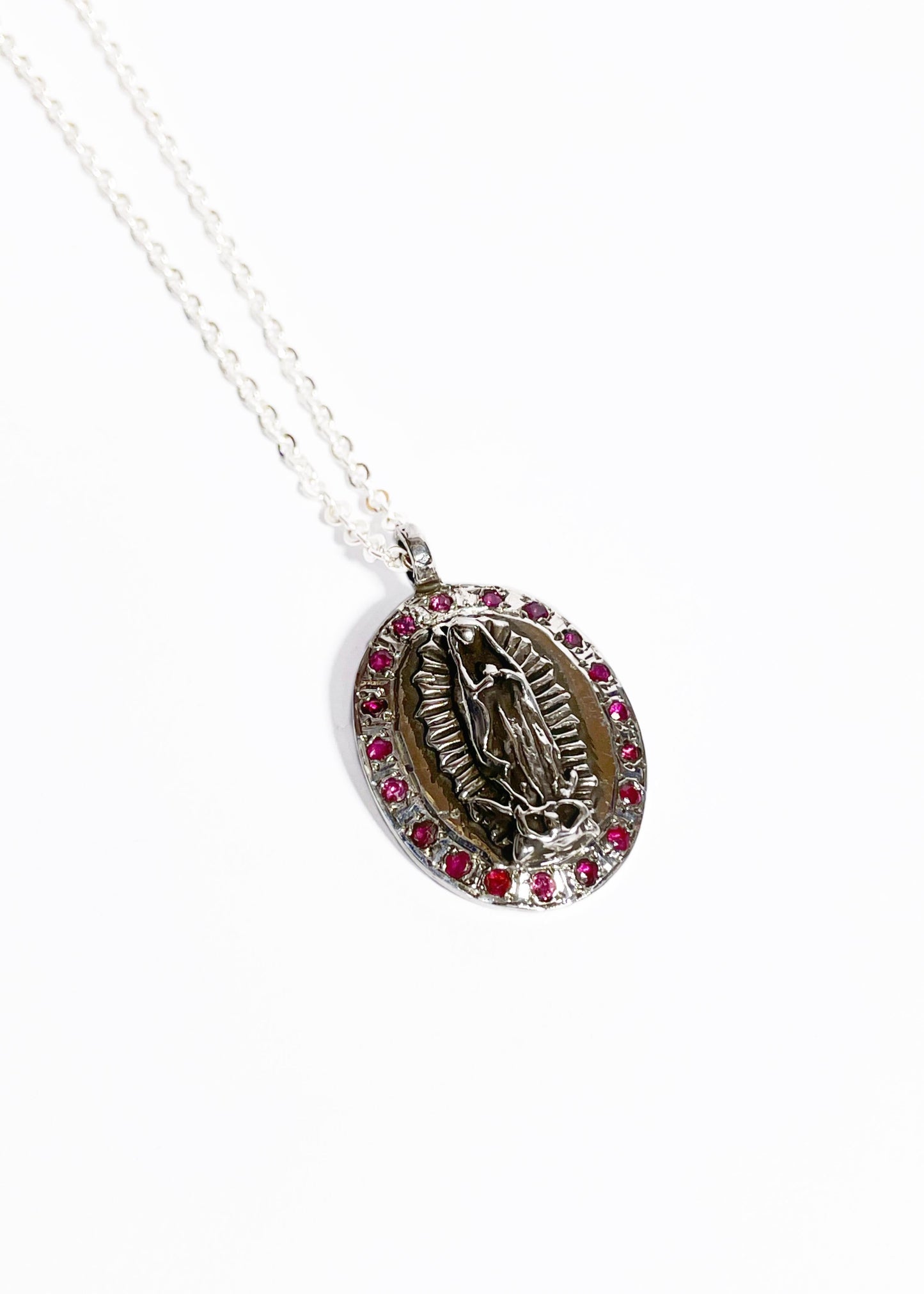 Collar Virgen de Guadalupe incrustada