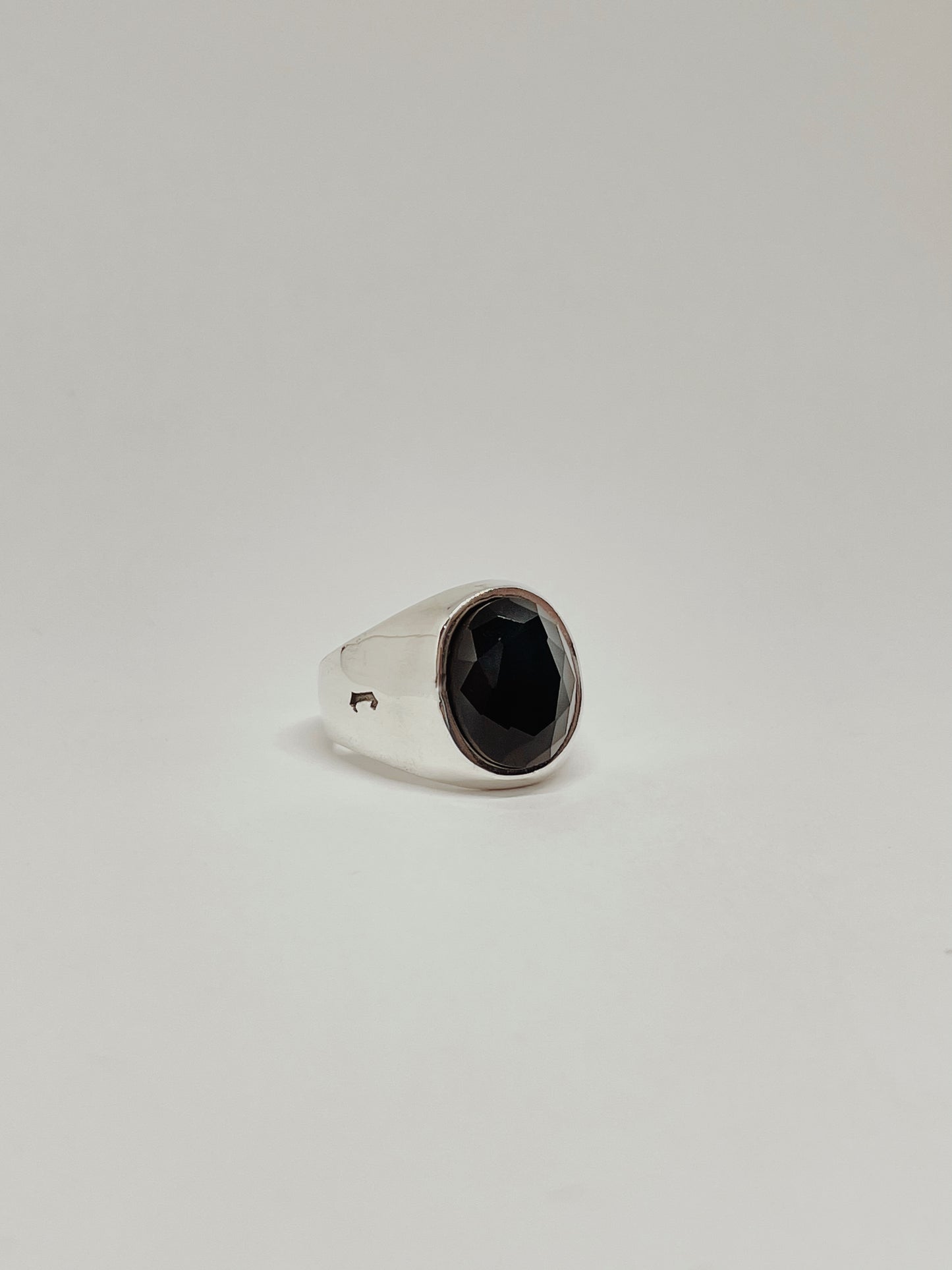 Anillo Ovalado II con Piedra Onix Facetada