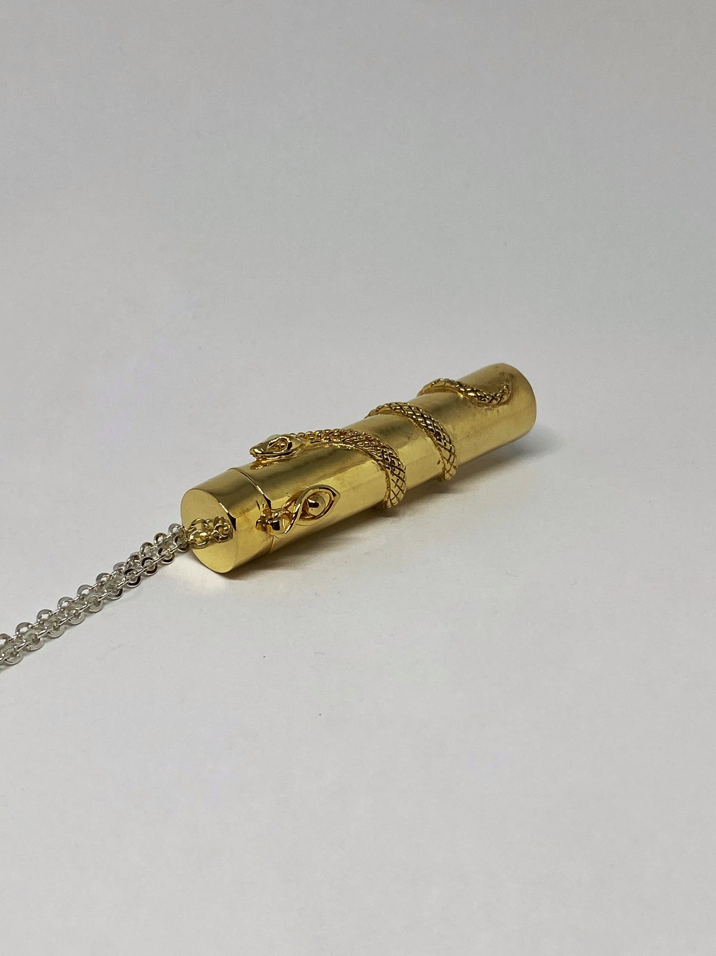 Porta Cigarro de Serpiente en  Bronce con Baño de Oro