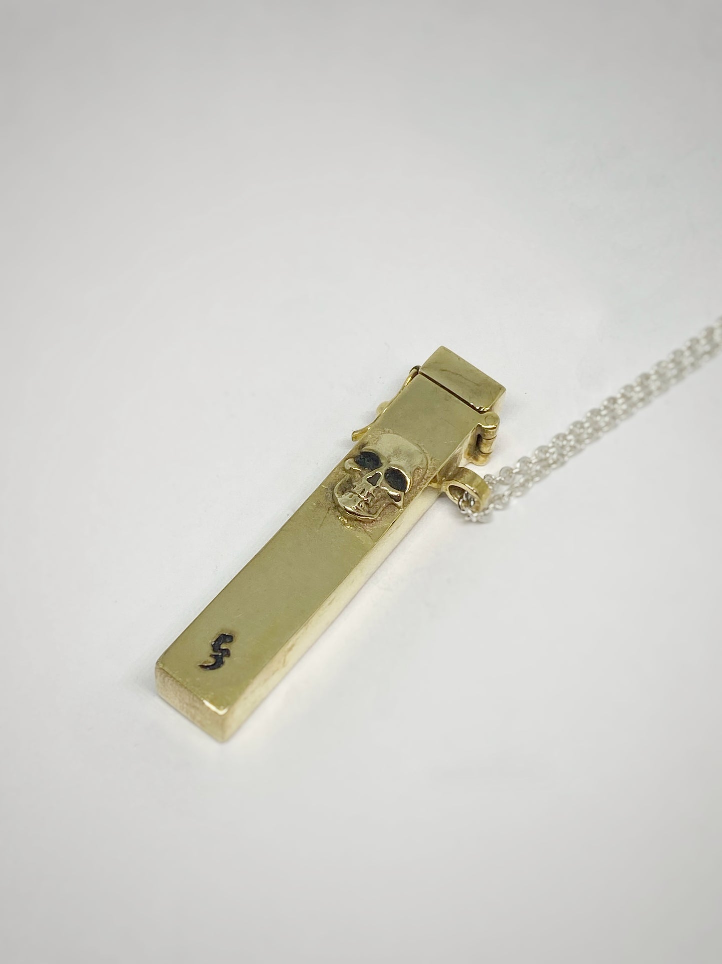 Porta Cigarro de Calavera en Bronce con Baño de Oro