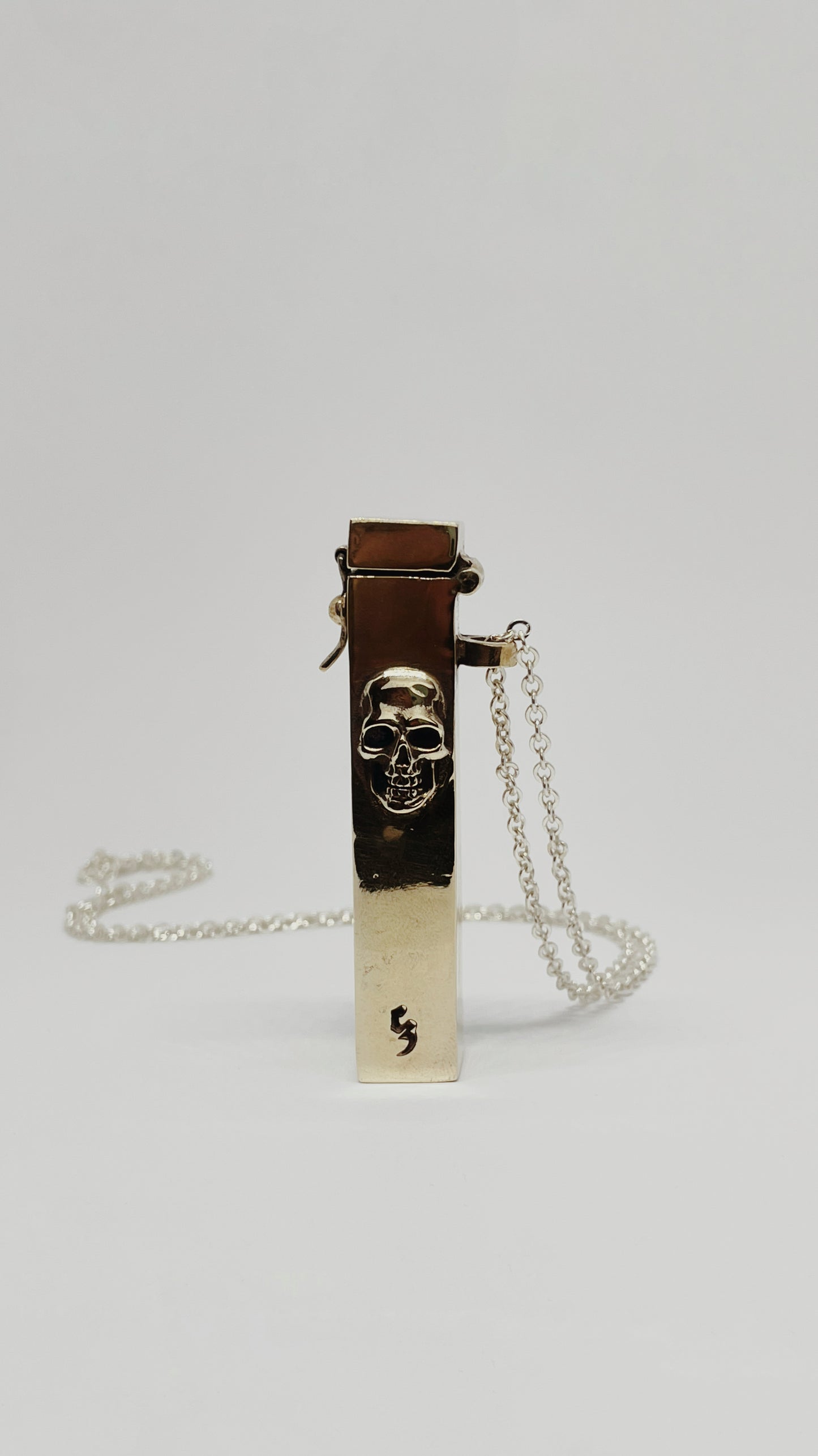 Porta Cigarro de Calavera en Bronce con Baño de Oro