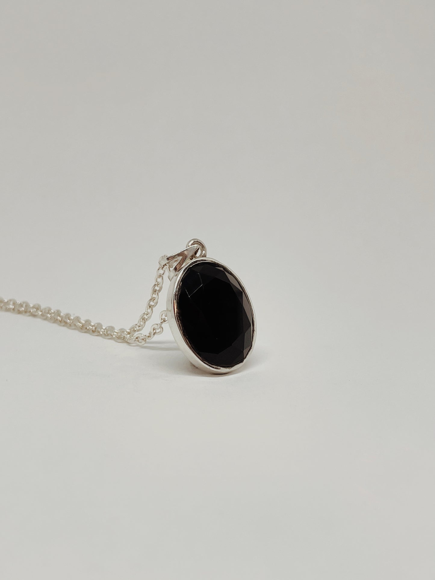 Collar Ovalado con Piedra
