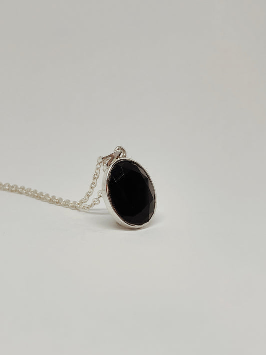 Collar Ovalado con Piedra