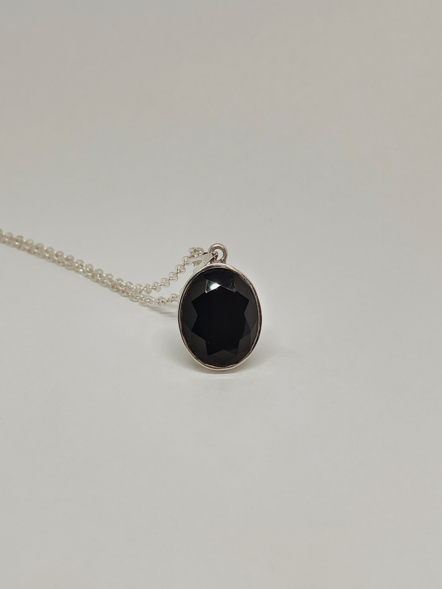 Collar Ovalado con Piedra